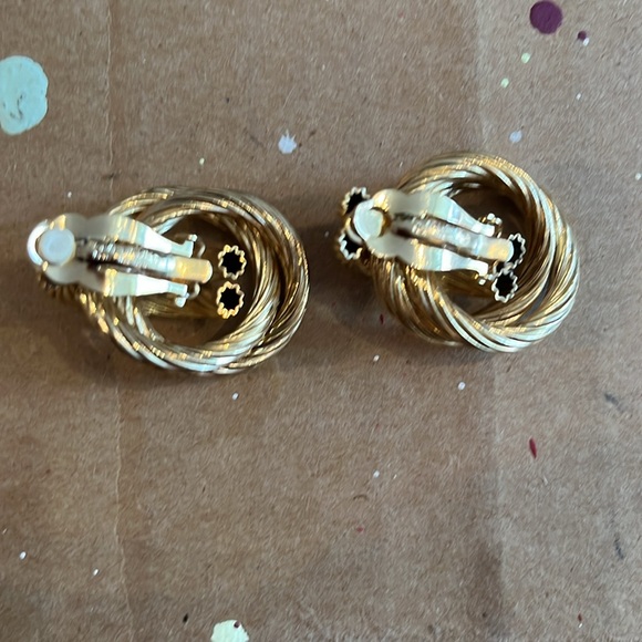 GIVENCHY GOLDTONE VINTAGE CLIP EARRING, TWISTED ROPE LOOK, stamped - Picture 3 of 6